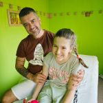 Nati és Tomi a kezelés után, mosolyogva