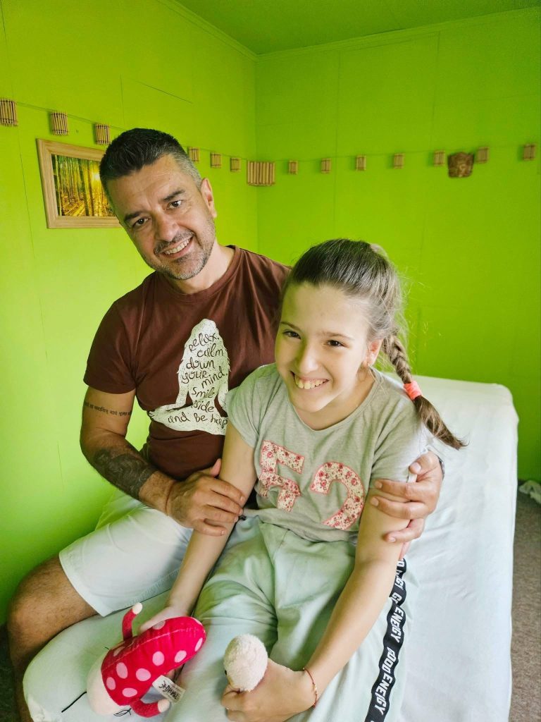 Nati és Tomi a kezelés után, mosolyogva